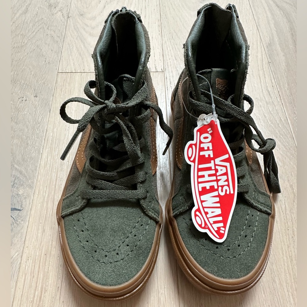 NWT little kid Vans high top with back zipper. size 12